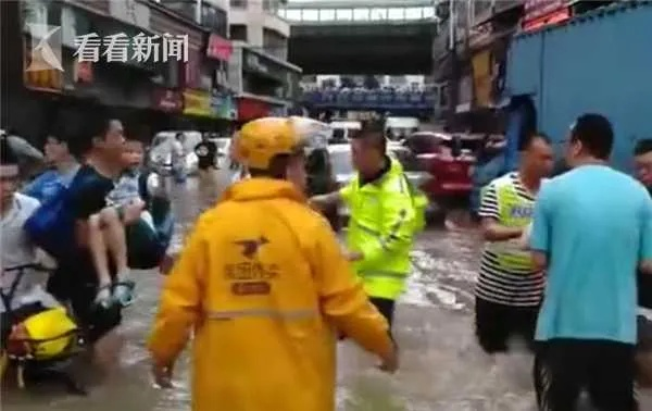 南宁外卖小哥突发暴雨，南宁一外卖小哥被奶茶店员 